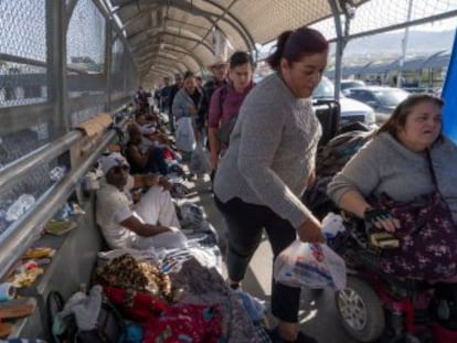 Un grupo de inmigrantes ya espera en la frontera mexicana para pedir asilo mientras la caravana centroamericana avanza hacia el norte