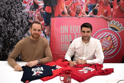 Aran Navarro (derecha) y Adam Díaz (izquierda), dos de los miembros del departamento de 'marketing' del Girona FC.