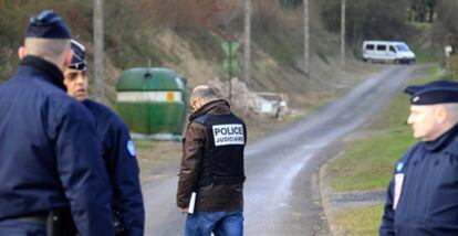 La policía francesa con un cordón de seguridad en la localidad de Willencourt, norte de Francia, donde se ha detenido a Alejandro Zobaran, <i>Xarlas.</i>