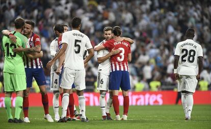 Jugadores del Atlético y del Madrid se saludan después del partido.