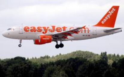 Un avión Airbus A319 de la aerolínea de bajo coste easyJet en el aeropuerto Fuhlsbüttel en Hamburgo (Alemania). EFE/Archivo