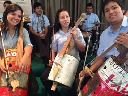 Miembros de la Orquesta de Instrumentos Reciclados de Cateura.