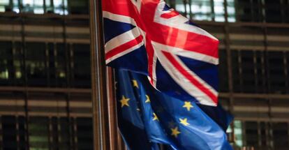 Las banderas del Reino Unido y de la Unión Europea.
