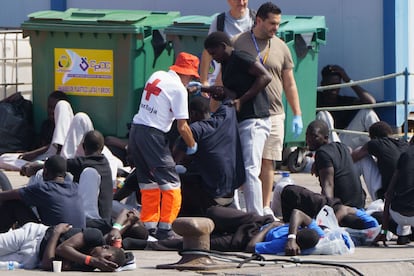 Varios migrantes, tras ser trasladados al puerto de Los Cristianos este domingo.