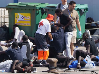 Varios migrantes, tras ser trasladados al puerto de Los Cristianos este domingo.