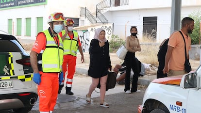 Los servicios de emergencias atienden a los pasajeros afectados por la colisión. 
