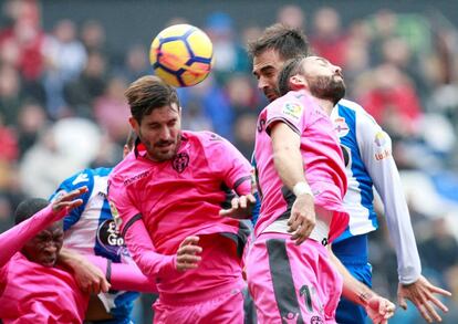 Disputa aérea en un instante del partido entre Deportivo y Levante.