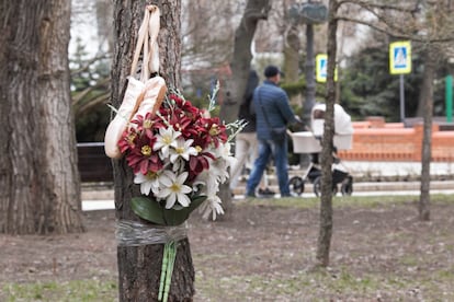 Un ramo de flores junto a unas puntas de ballet de una víctima de un bombardeo, en Donetsk, el pasado mes de marzo.