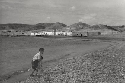 Niños jugando en la costa almeriense, en 1960.