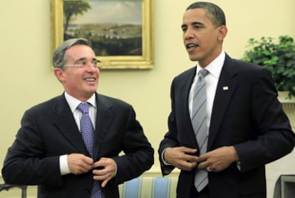 El entonces presidente de Colombia, Álvaro Uribe,  y Barack Obama en la Casa Blanca en junio de 2009