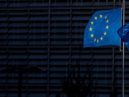 Bandera europea delante de la sede de la Comisión, en Bruselas.