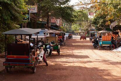 Wat Bo Village de Siem Reap, en Camboya, se ha convertido en el lugar preferido de los expatriados que frecuentan sus numerosos bares de estética chinesca, sus restaurantes jemeres experimentales o sus elegantes hoteles de diseño. La zona se desarrolló gracias al turismo que visitaba la famosa Ciudad de los Templos de Camboya en los años noventa. Ayudado por su idílica ubicación junto al río, ahora es un barrio elegante e internacional. Eso no le ha impedido desarrollar en estos años un carácter propio gracias a eventos culturales como el Festival de Escritores y Lectores patrocinado por la Unesco, que presenta a autores locales e internacionales con talleres, proyecciones y veladas sociales. Se celebra en diciembre. Wat Bo, que hasta hace poco era un suburbio residencial olvidado, se ha convertido en la zona más animada de la ciudad.