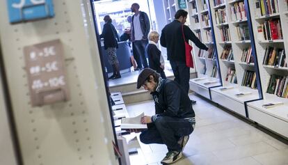 Clientes de una libreria mirando libros.