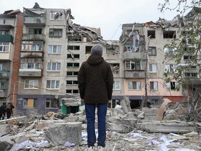 Un residente local mira su casa en Sloviansk, dañada por un ataque ruso el viernes.