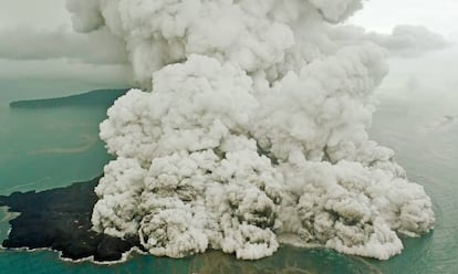 Coluna de fumaça do Anak Krakatau.