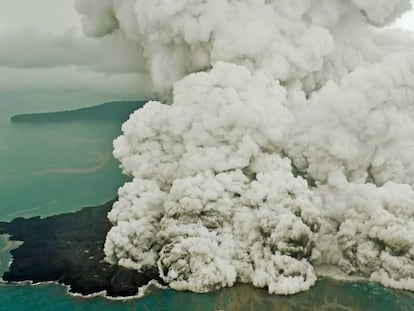 Coluna de fumaça do Anak Krakatau.