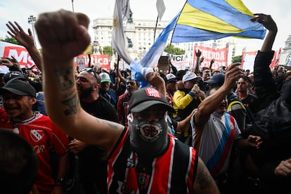 A la protesta de este miércoles se han unido las barras de fútbol de diferentes equipos de la Liga argentina.