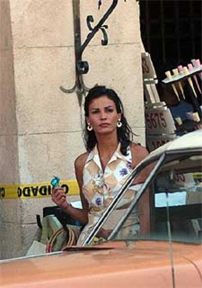 Inés Sastre camina por una zona colonial de Santo Domingo.