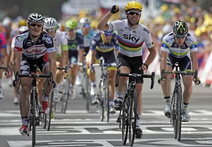 Cavendish se impone al 'sprint'.