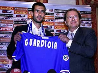 Pep Guardiola y el presidente del Brescia, Gino Corioni, durante la presentación de ayer.