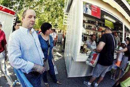 Javier Sierra firmando.