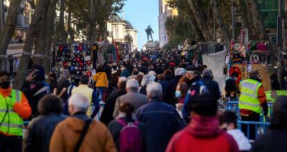 Al fondo, estatua de Eloy Gonzalo en lo alto de Ribera de Curtidores, en la plaza de Cascorro, en el primer domingo de Rastro desde marzo.