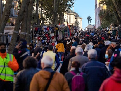 Al fondo, estatua de Eloy Gonzalo en lo alto de Ribera de Curtidores, en la plaza de Cascorro, en el primer domingo de Rastro desde marzo.