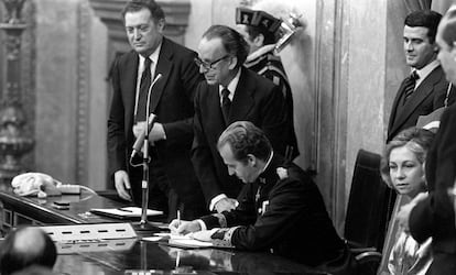 El Rey Juan Carlos I firma la Constituci&oacute;n de 1978