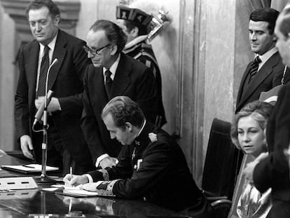 El Rey Juan Carlos I firma la Constituci&oacute;n de 1978