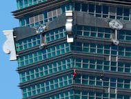 El escalador estadounidense Alex Honnold sube al rascacielos Taipei 101, en Taipéi, Taiwán, el 25 de enero de 2026.