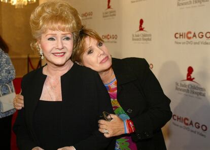 Debbie Reynolds y Carrie Fisher llegan al desfile 'Runway for Life' en Beverly Hills, California, el 19 de agosto de 2003.