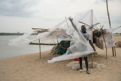 The population of Igbedor, and Anambra State in general, suffered one of its worst floods in decades last October. Extremely heavy rains, combined with the opening of dams that released large amounts of water into the Niger River, resulted in the deaths of more than 600 people.  
