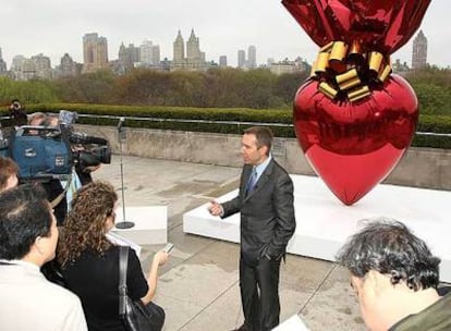 El artista Jeff Koons, ante la prensa en la azotea del Museo Metropolitan de Nueva York.