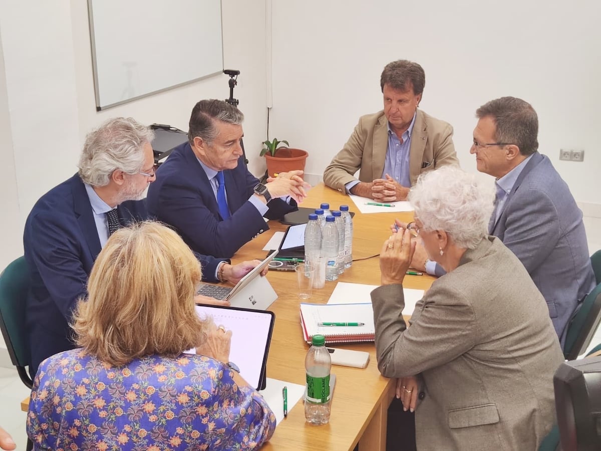 El Gobierno andaluz dice que las afectadas por fallos del cribado del Virgen del Rocío se harán su segunda mamografía antes del 15 de noviembre