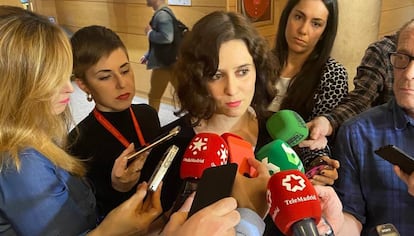 Díaz Ayuso, en los pasillos de la Asamblea de Madrid