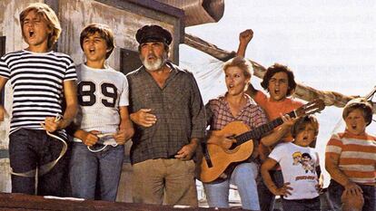<p>"La de Chanquete fue la primera muerte de un ser querido para la mayoría de los que fueron niños en los 80. Y es que todos los personajes de aquella legendaria serie llamada 'Verano azul' se colaron de tal manera en nuestras casas que eran ya como de la familia". Así hablaba Carlitos, el narrador de 'Cuéntame', de la muerte de otro personaje televisivo, el anciano pescador que había protagonizado la serie española más célebre de los años 80. Aquella muerte tan desoladora como traicionera —jamás se lo perdonaremos a Antonio Mercero, jamás— no pilló a nadie de sorpresa, ya que la revista SuperTele lo había desvelado en su edición semanal, pero aun así su impacto fue tan incalculable como su alcance ya que en 1982 no se medían las audiencias. Aunque teniendo en cuenta que aquel domingo 7 de febrero su emisión sólo competía con la final del Campeonato de Europa de Patinaje Artístico emitida en el UHF y sus 19 capítulos han sido repuestos innumerables veces es fácil concluir que el 100 % de la población adulta haya escuchado a Pancho gritar: "¡Chanquete ha muerto!". Si quieres volver a escuchar ese grito, <a href="http://www.rtve.es/alacarta/videos/verano-azul/verano-azul-chanquete-muerto/1220585/" target="_blank">haz clic aquí</a>. </p>