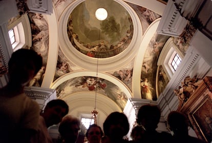 Visitantes contemplan los frescos de Goya en la ermita de San Antonio de la Florida, en Madrid.