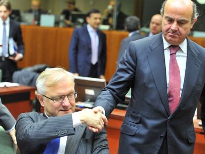 El ministro Guindos saluda a Olli Rehn, en una pasada reunión del Eurogrupo.
