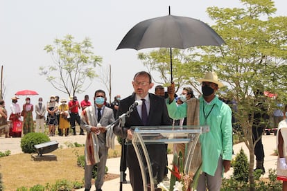 Discurso del embajador de Francia en Madagascar, Christophe Bouchard, en noviembre de 2020, durante el acto de entrega a Madagascar de la corona de la reina Ranavalona III, que anteriormente se encontraba en el Museo del Ejército de París.