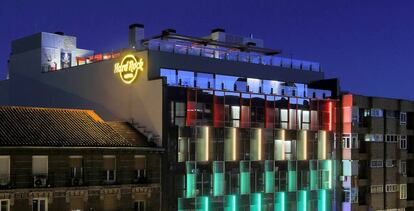 Vista nocturna del Hard Rock Hotel de Madrid