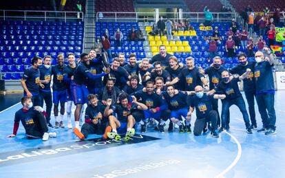 La plantilla del Barça celebra su 11º título de Liga seguido en el Palau, tras vencer al Puente Genil.