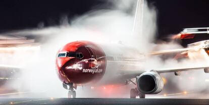 Un avión de Norwegian durante su deshielo.