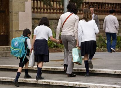 Estudiantes con uniforme escolar en el barrio barcelonés de Sarriá.