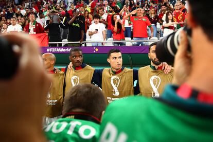 Cristiano Ronaldo, en el banquillo de suplentes antes del partido entre Marruecos y Portugal. 