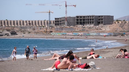 Un grupo de personas frente a las obras de un hotel en la playa de La Tejita (Tenerife), el 5 abril.
