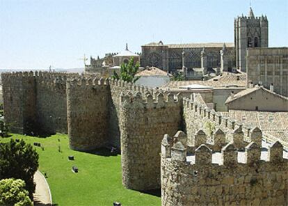 La muralla de Ávila cuenta con nueve puertas y rodea la ciudad histórica, declarada patrimonio de la humanidad por la Unesco en 1985. Al fondo, la catedral.

Interior de la catedral de Ávila, que acoge la muestra  Las Edades del Hombre.