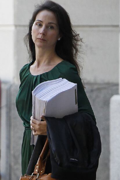 La juez Mercedes Alaya sale de los juzgados de Sevilla.