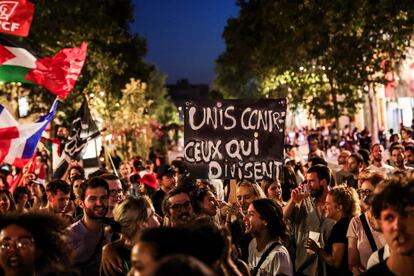 Una joven sostiene una pancarta que reza "Unidos contra los que nos dividen", tras la victoria de la izquierda en la segunda vuelta de las elecciones legislativas francesas, en Marsella, este domingo.