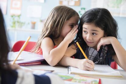 Dos niñas en clase.