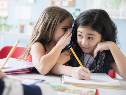 Dos niñas en clase.